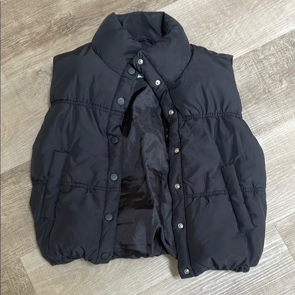 Juniors’ Black Puffer Vest